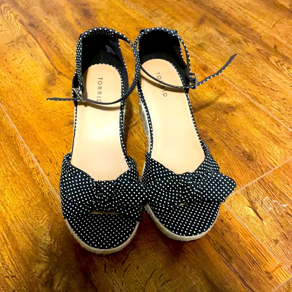 Size 11W shoes. Never been worn.